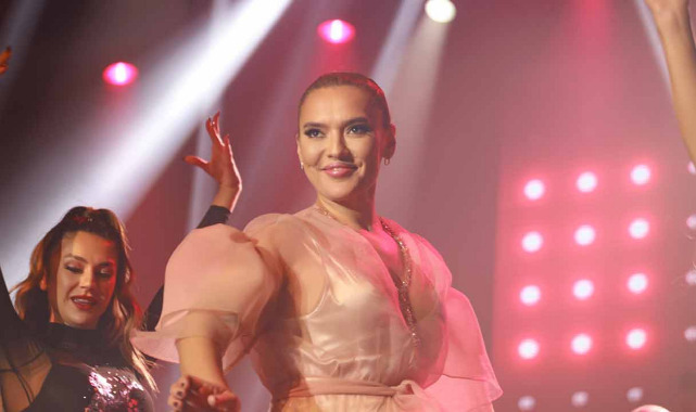 21-11/15/demet-akalin-bostanci-gosteri-merkezi-konserinde-sahne-aldi-2441.jpg