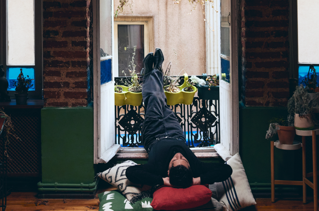 Emir Can İğrek’in Yeni Teklisi “Balkon” Yayında!