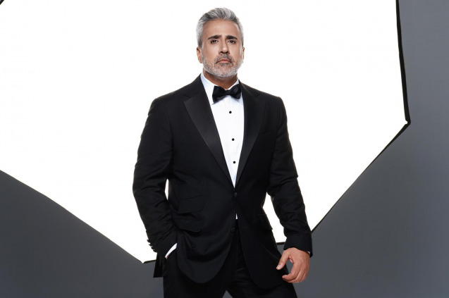 Emrah'tan Duygusal Şarkı!