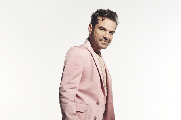 Kenan Doğulu’dan Aşkın Sınır Tanımaz Çağrısı: ‘Ne İstersen O’