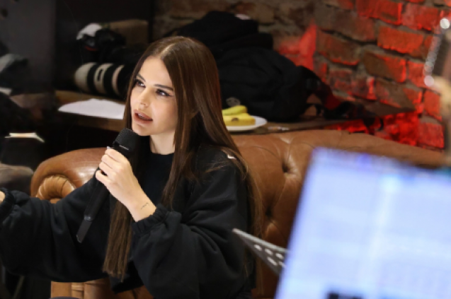 SİMGE'DEN KONSER ÖNCESİ SOKAKTA PROVA!