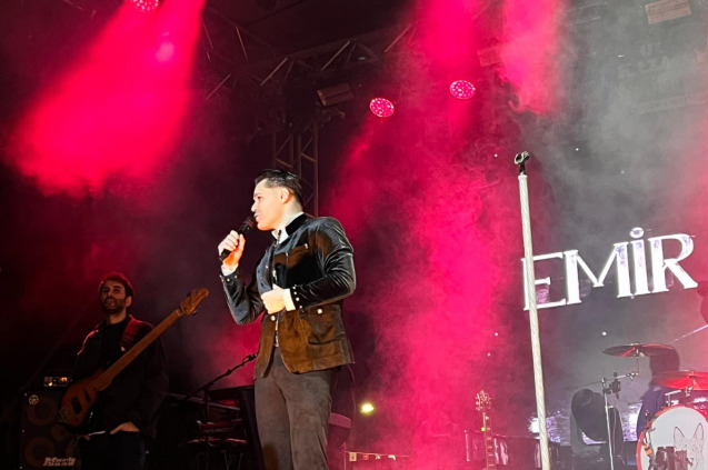 EMİR CAN İĞREK SAHNESİNE MİNİK MİSAFİR!