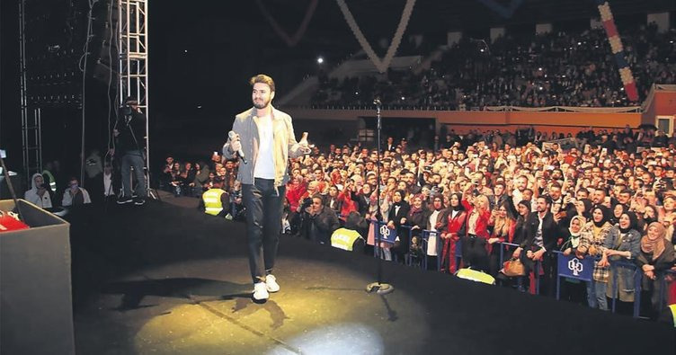 Mustafa Ceceli 20 Bin Kişiye Halay Çektirdi Mustafa Ceceli 20 Bin Kişiye Halay Çektirdi