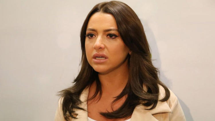 Hadise Dolandırıcılara İsyan Etti Hadise Dolandırıcılara İsyan Etti