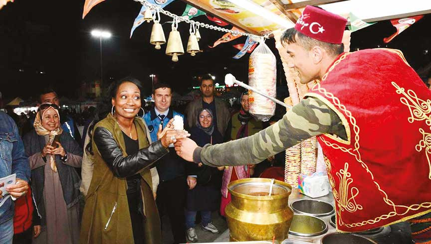 Della Miles Bağcılar'da İftar Yaptı Della Miles Bağcılar'da İftar Yaptı