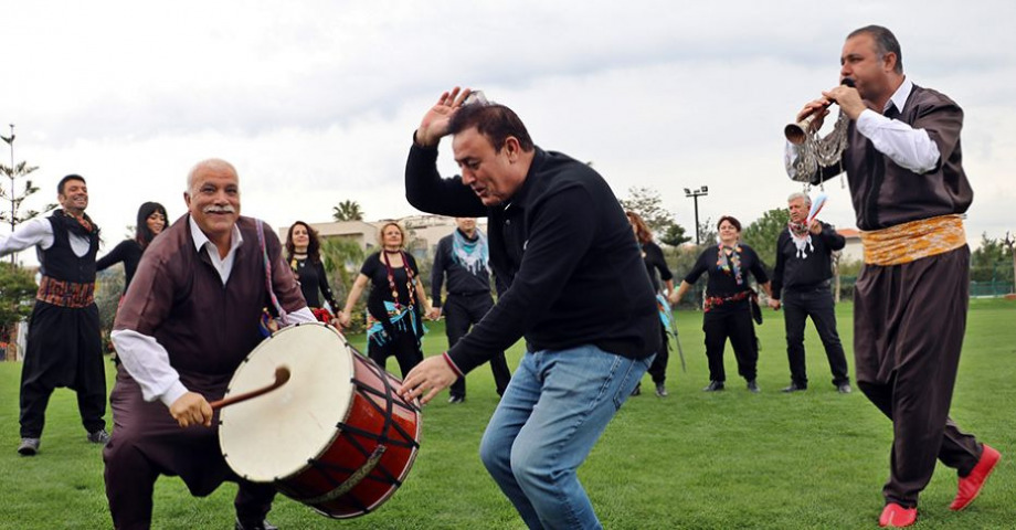 Mahmut Tuncer'le Her Yerde Halay Mahmut Tuncer'le Her Yerde Halay