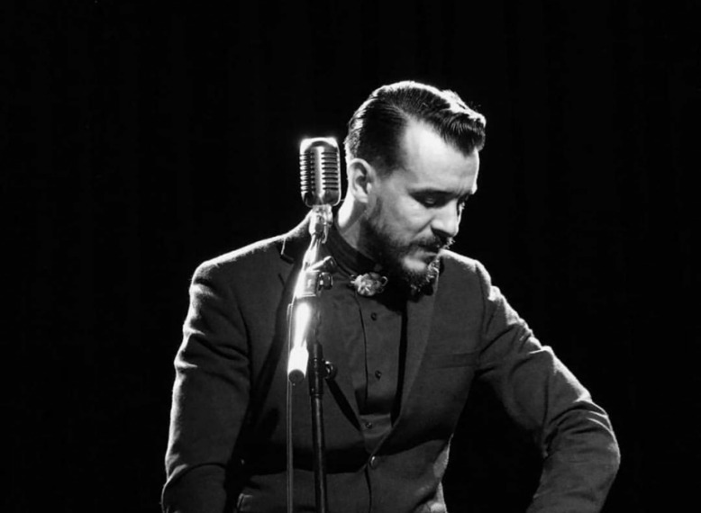 Cem Adrian Konserinde Talihsiz Kaza Geçirdi Cem Adrian Konserinde Talihsiz Kaza Geçirdi