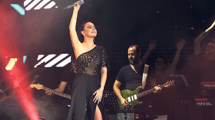 Ebru Gündeş'ten Hayranlarına Sürpriz Ebru Gündeş'ten Hayranlarına Sürpriz
