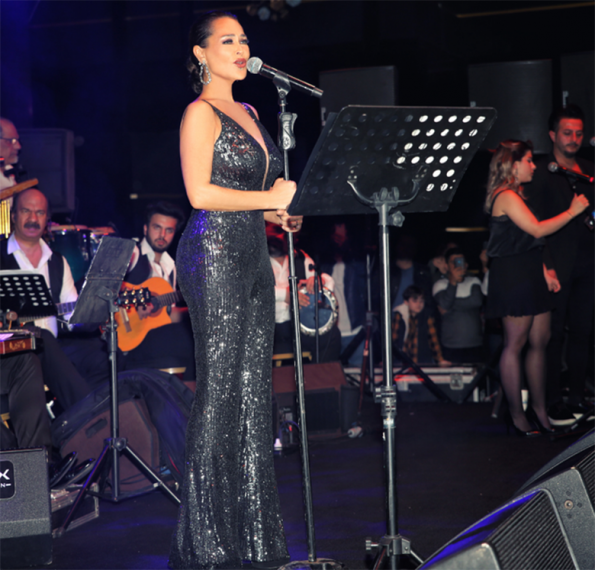 Hayranları Hülya Avşar İçin Yarıştı Hayranları Hülya Avşar İçin Yarıştı