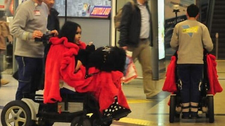 Bülent Ersoy Uçağı Kaçırınca Havalimanında Ortalık Karıştı Bülent Ersoy Uçağı Kaçırınca Havalimanında Ortalık Karıştı