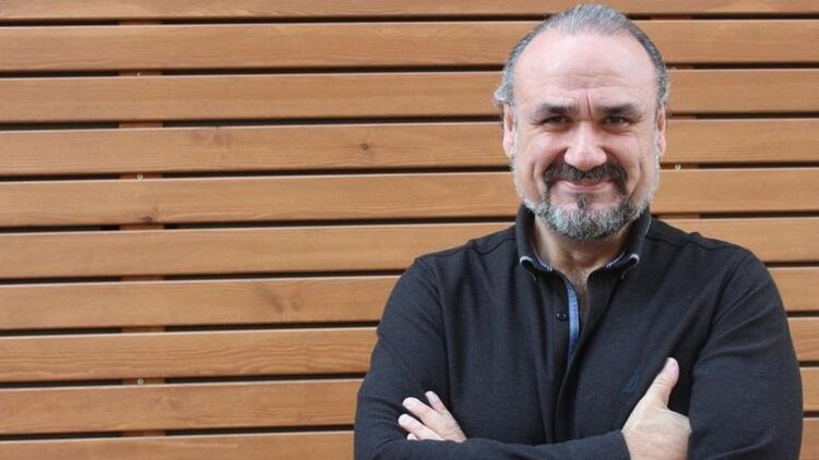 Hakan Aysev Sahnede Dizini kırdı. Hakan Aysev Sahnede Dizini kırdı.