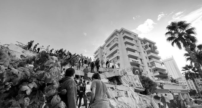 Sanat Dünyasının Ünlü İsimlerinden İzmir Depremi Paylaşımları!