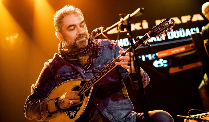 Cenk Tevet Yeni Şarkısının Müjdesin Verdi