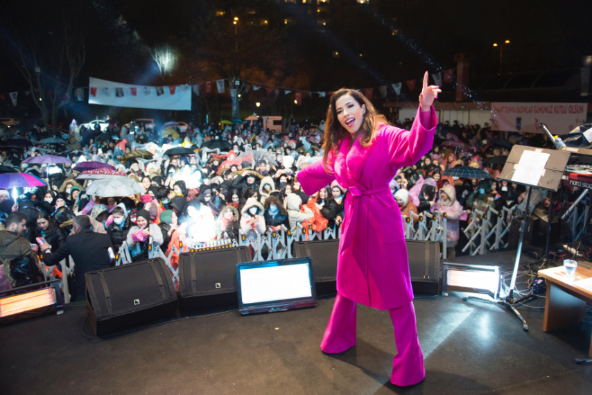 Burcu Güneş -5 Derecede Konser Verdi