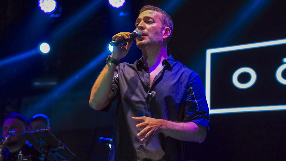 Oğuzhan Koç Müjdeyi Sahneden Verdi