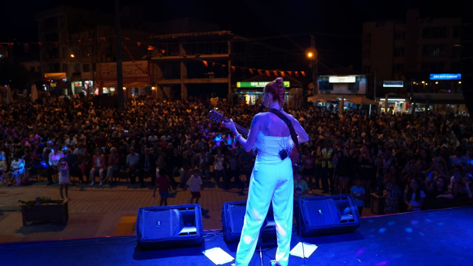 Güliz Ayla Zafer Bayramı'nı İğne Ada'da Kutladı Güliz Ayla Zafer Bayramı'nı İğne Ada'da Kutladı