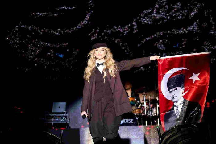 Hadise'den 29 Ekim'e Özel Atatürk Kostümü!