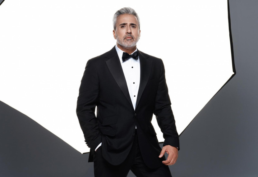 Emrah'tan Duygusal Şarkı!