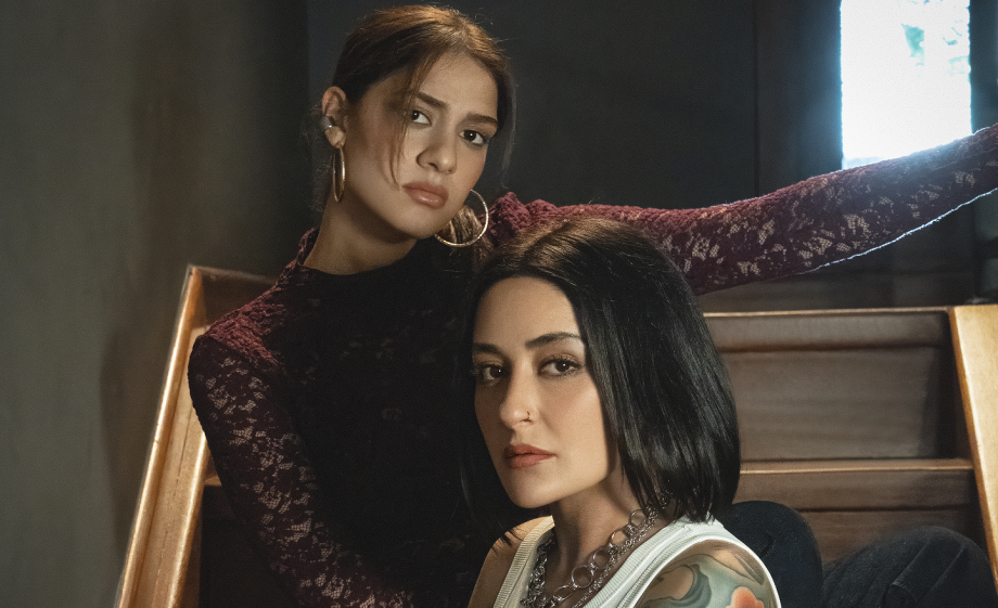 Melek Mosso ve Cemre’den “Kendisi Çıktı Bu Yoldan”