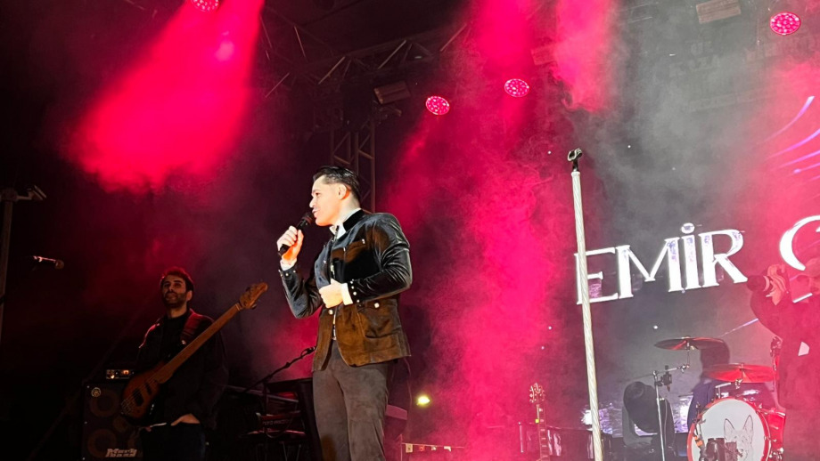 EMİR CAN İĞREK SAHNESİNE MİNİK MİSAFİR!